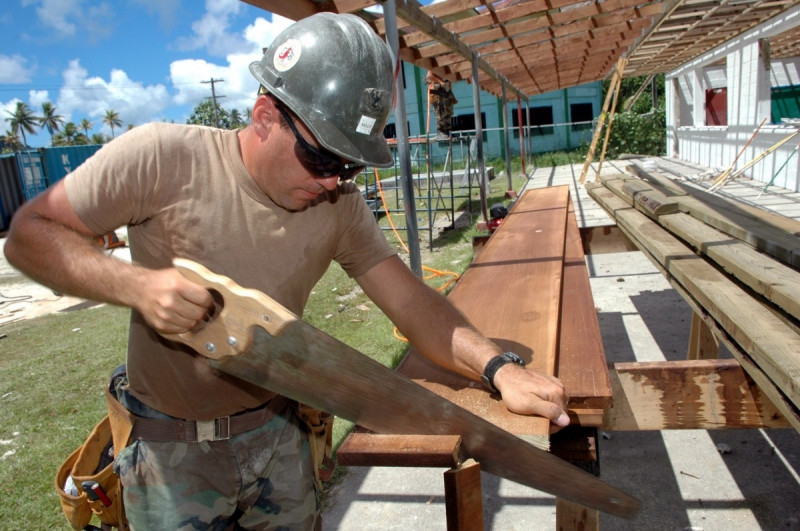 ebeniste-ESPARRON-min_worker_construction_building_carpenter_male_job_build_helmet-893290